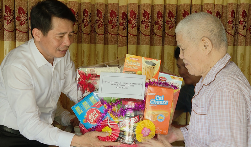 Chủ tịch UBND thành phố Hoàng Ngọc Đan tặng quà cho cán bộ tiền khởi nghĩa Hà Huy Đức.