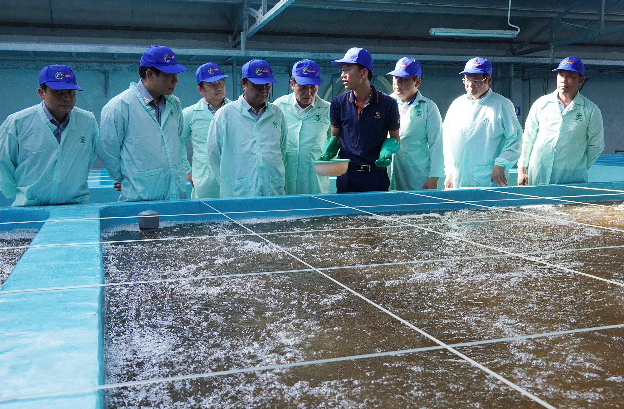 Bộ trưởng Bộ NN-PTNT Lê Minh Hoan thăm mô hình sản xuất thuỷ sản tại Công ty CP chăn nuôi C.P Việt Nam-Chi nhánh Quảng Bình.