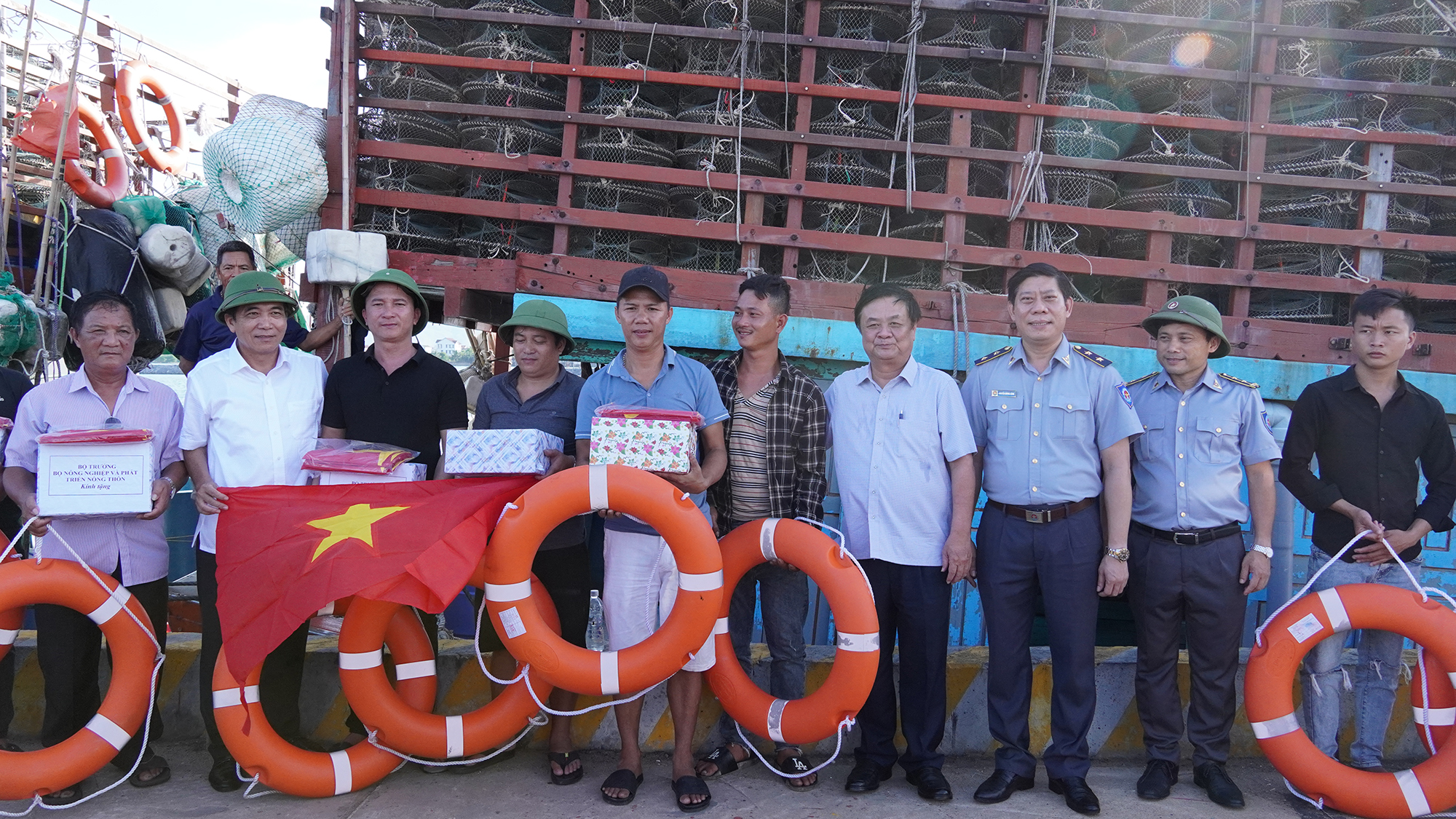 Bộ trưởng Bộ NN-PTNT Lê Minh Hoan cùng đoàn công tác thăm hỏi, tặng quà và động viên ngư dân xã Bảo Ninh (TP. Đồng Hới).