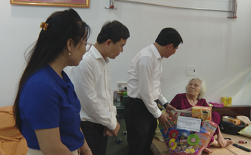 Chủ tịch UBND thành phố Hoàng Ngọc Đan và thành viên đoàn công tác thăm hỏi Anh hùng Lao động Trương Thị Diên.