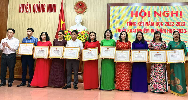 Đại diện lãnh đạo huyện Quảng Ninh trao bằng công nhận trường học đạt chuẩn quốc gia năm 2023 cho các trường học trên địa bàn.
