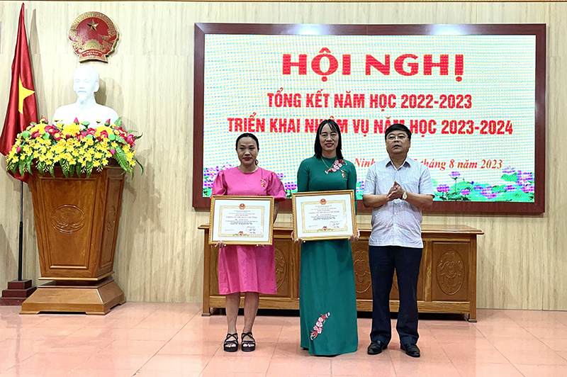 Đại diện lãnh đạo huyện Quảng Ninh trao tặng danh hiệu chiến sỹ thi đua cấp tỉnh cho các đơn vị.