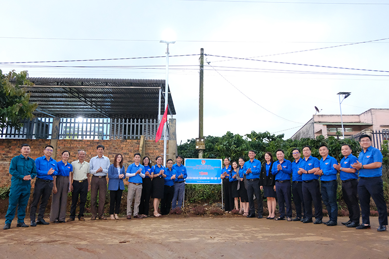 Đại diện, ĐKCCQ-DN khu vực Miền Trung-Tây Nguyên bàn giao công trình “Thắp sáng đường quê”.