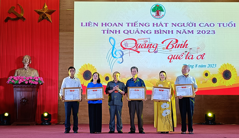 Đại diện lãnh đạo Ban đại diện Hội Người Cao tuổi tỉnh trao giải thưởng cho các tập thể đạt giải tại hội thi.
