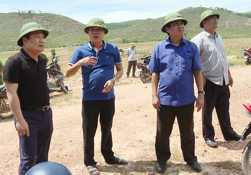 Đồng chí Bí thư Tỉnh ủy Vũ Đại Thắng cùng lãnh đạo huyện Bố Trạch có mặt chỉ đạo tại hiện trường vụ cháy.