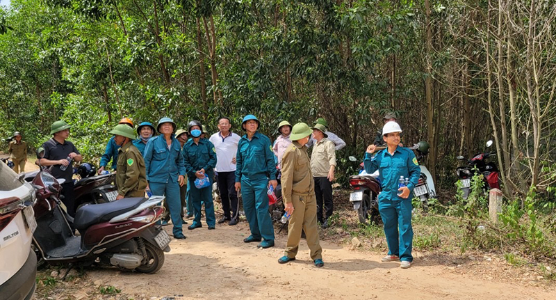 Các lực lượng chức năng tham gia chữa cháy.