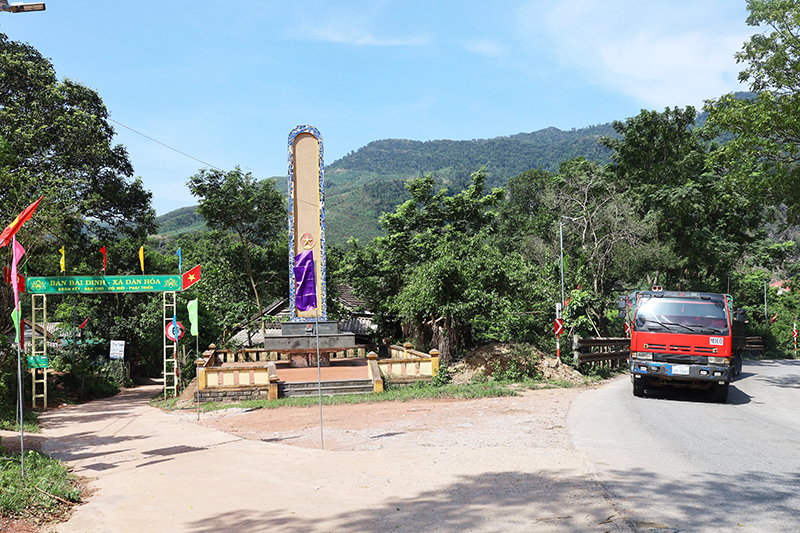 Công trình cổng chào và đường nội bản ở Bãi Dinh vừa mới được khánh thành, đưa vào sử dụng trong dịp 2/9 năm 2023.