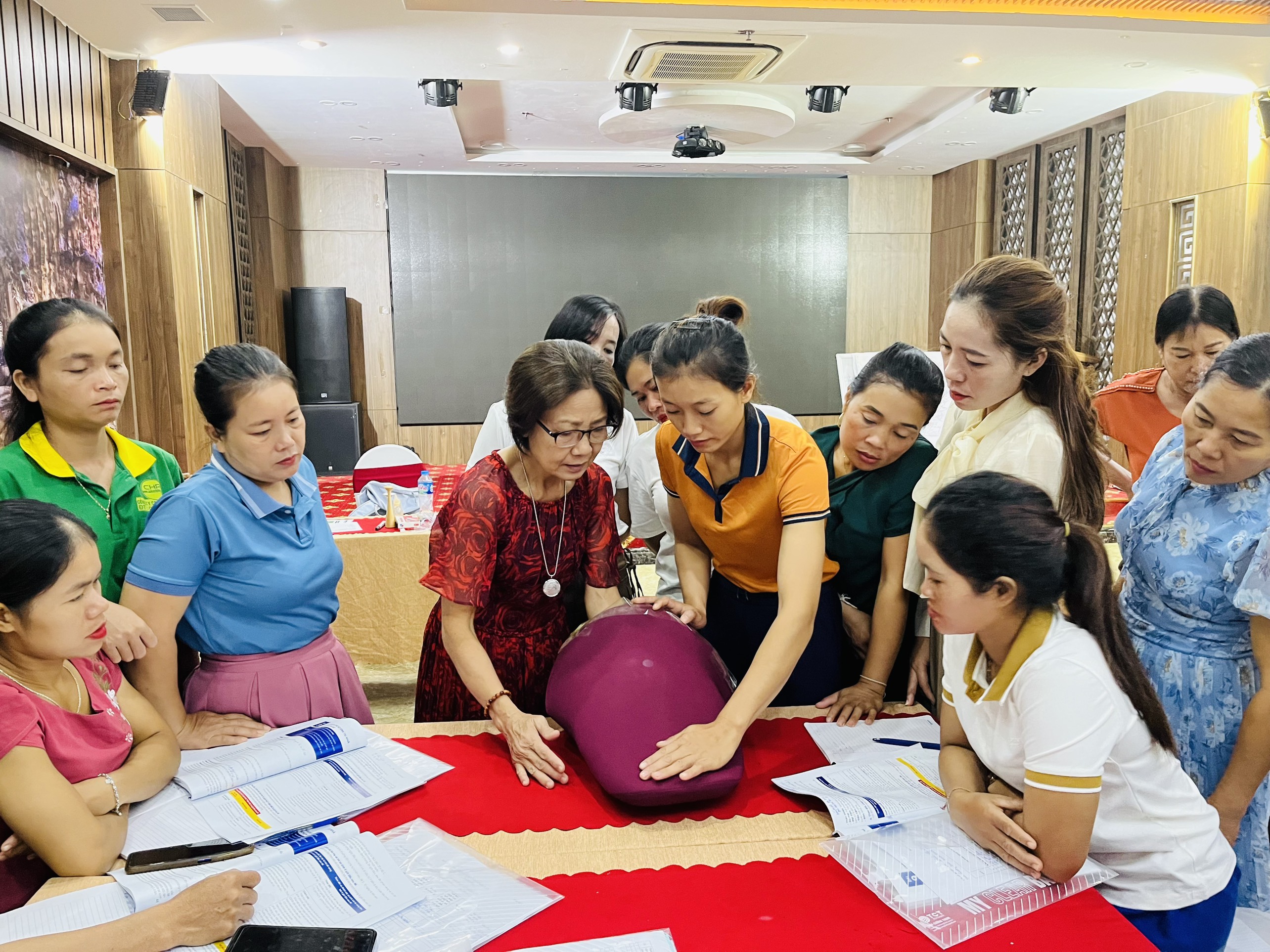 Một giờ học thực hành “cầm tay chỉ việc” cho cô đỡ thôn bản.