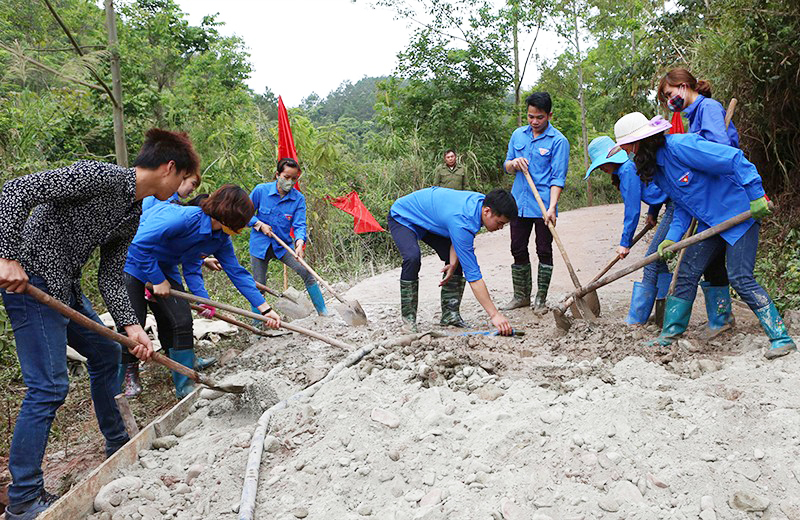 Đoàn viên, thanh niên tham gia làm đường giao thông nông thôn huyện ở Đình Lập, tỉnh Lạng Sơn. (Ảnh do Trung ương Đoàn cung cấp)