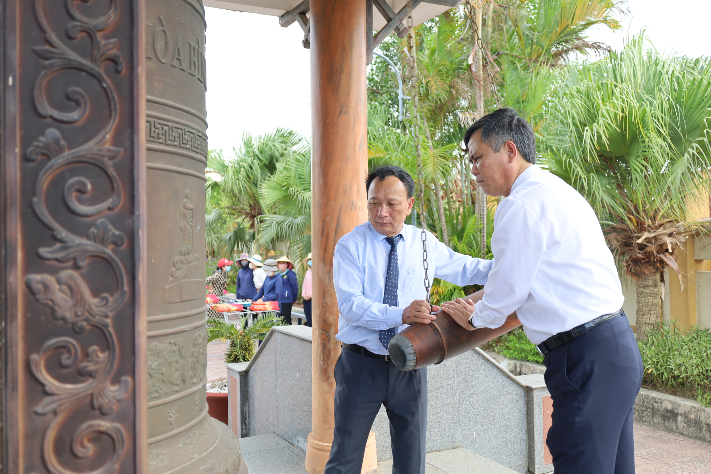 Đồng chí Trần Hải Châu, Phó Bí thư Thường trực Tỉnh ủy, Chủ tịch HĐND tỉnh và Chủ tịch UBND tỉnh thực hiện nghi lễ thỉnh chuông tại tháp chuông Nghĩa trang Liệt sĩ Ba Dốc.