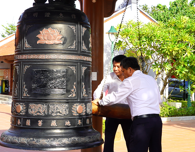 Đồng chí Bí thư Thành ủy và Chủ tịch UBND thành phố thỉnh chuông tại Đền thờ Bác Hồ và các Anh hùng liệt sỹ tỉnh.