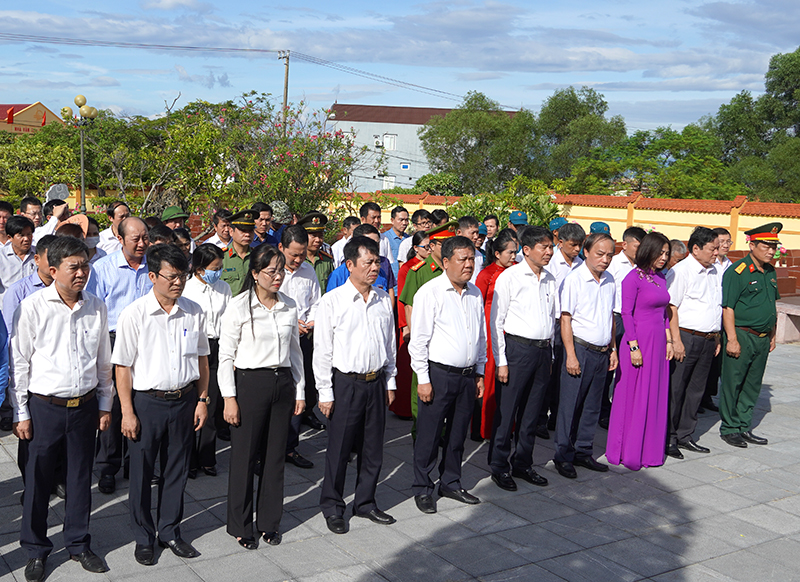 Đoàn đại biểu TP. Đồng Hới viếng các anh hùng liệt sỹ tại Nghĩa trang liệt sỹ thành phố.