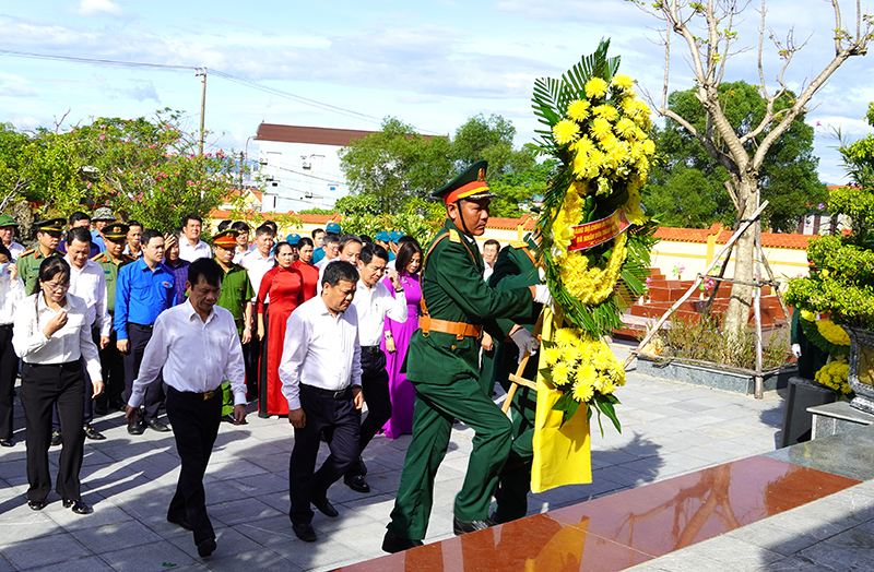 Các đồng chí lãnh đạo Đảng, chính quyền TP. Đồng Hới dâng hoa viếng các anh hùng liệt sỹ tại Nghĩa trang liệt sỹ thành phố.