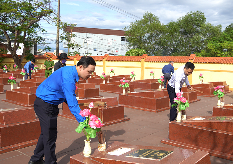 Đoàn viên thanh niên các tổ chức đoàn thể thành phố dâng hương lên các phần mộ liệt sỹ.