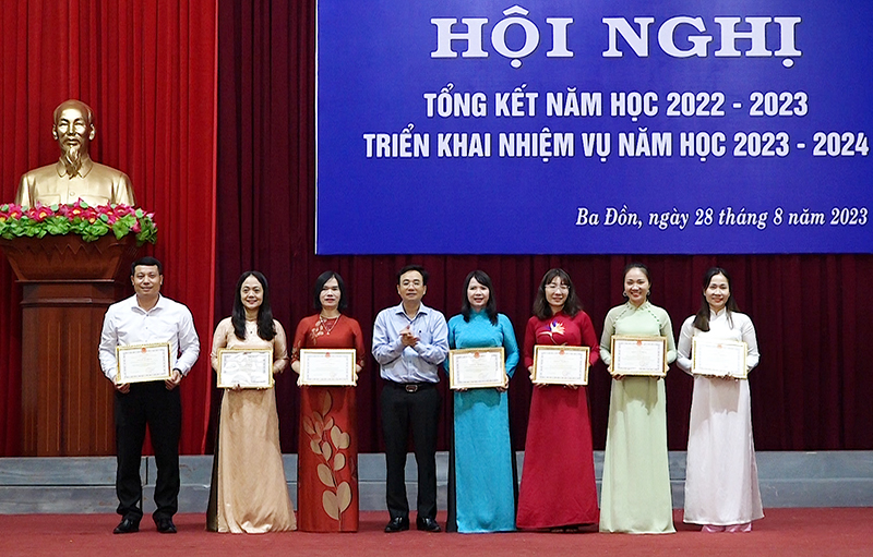 Đồng chí Giám đốc sở GD và ĐT Đặng Ngọc Tuấn khen thưởng, chúc mừng các tập thể, cá nhân tiêu biểu năm học 2022-2023.