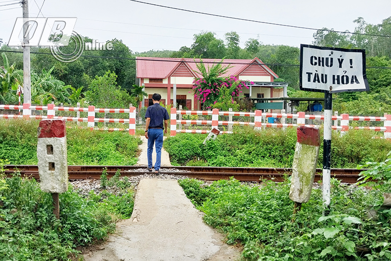 Bất chấp nguy hiểm, nhiều người dân vẫn qua lại đường sắt bằng các lối mở tự phát.