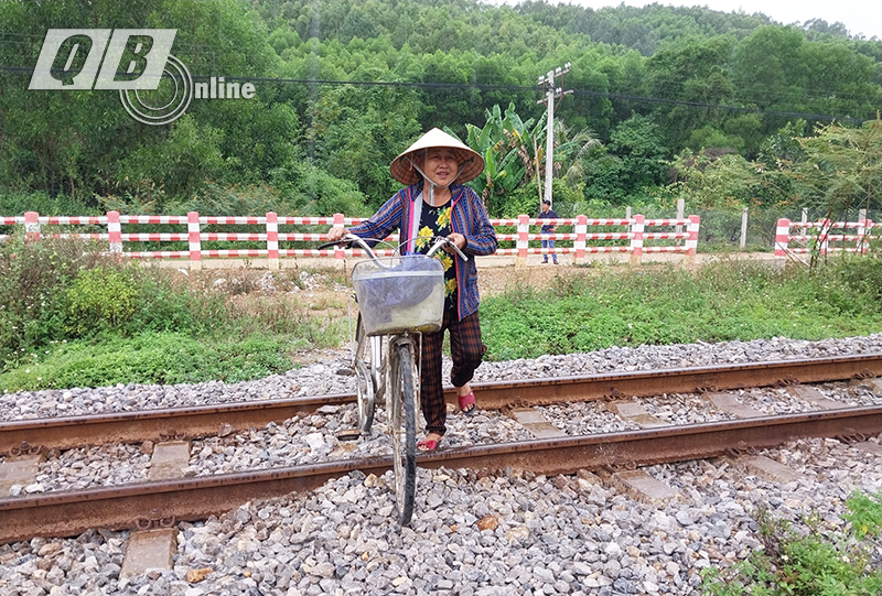 Bất chấp nguy hiểm, nhiều người dân vẫn qua lại đường sắt bằng các lối mở tự phát.