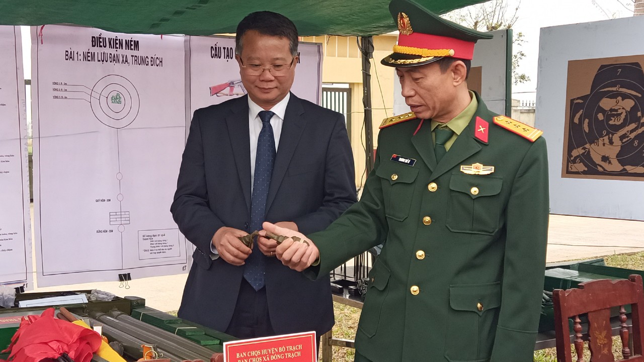 Thượng tá Trương Thế Vĩ cùng lãnh đạo huyện tham quan mô hình học cụ phục vụ ra quân huấn luyện.