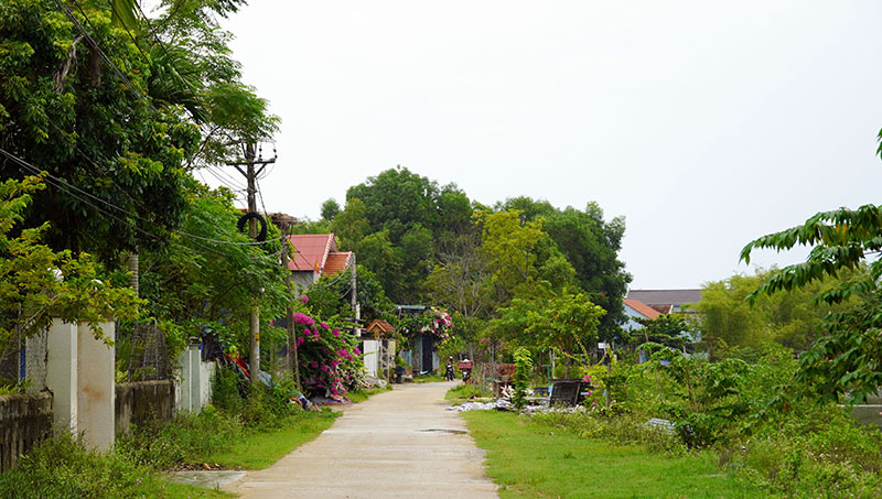 Nhờ hệ thống kè chống xói lở, thôn Linh Cận Sơn được bảo vệ an toàn và diện mạo ngày càng đổi thay tích cực.