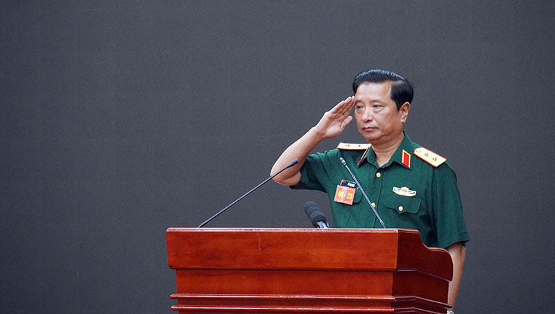  Đồng chí Trung tướng Hà Thọ Bình, Phó Bí thư Đảng ủy, Tư lệnh QK, Trưởng Ban Chỉ đạo diễn tập QK4 phát biểu khai mạc hội nghị.