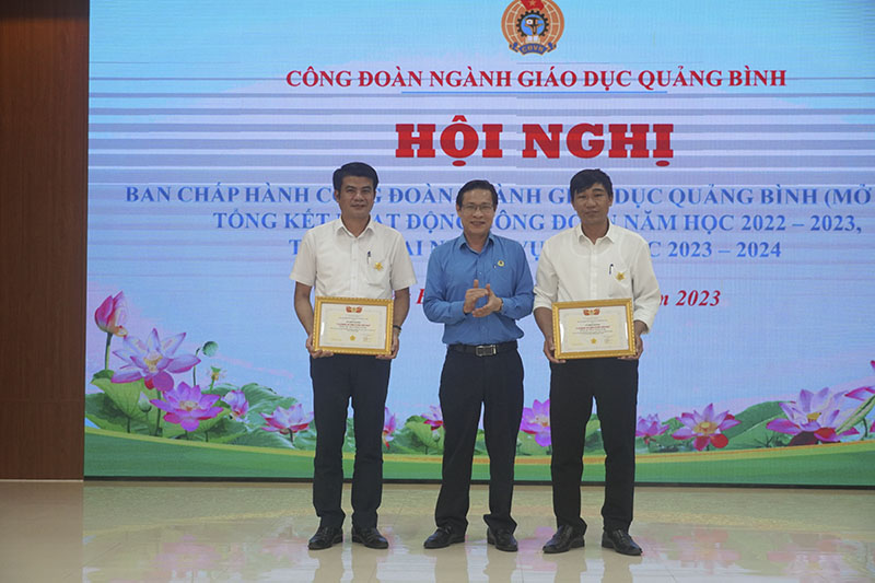 Tổng Liên đoàn lao động Việt Nam tặng kỷ niệm chương vì sự nghiệp xây dựng tổ chức công đoàn cho cán bộ, đoàn viên tiêu biểu.