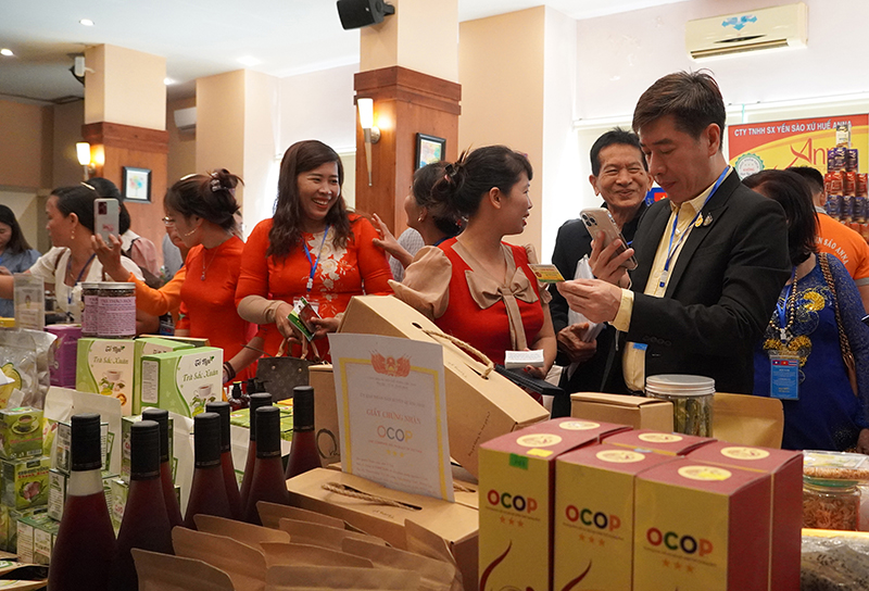 Các đối tác đến từ nước bạn Lào, Thái Lan quan tâm các sản phẩm OCOP của Quảng Bình.