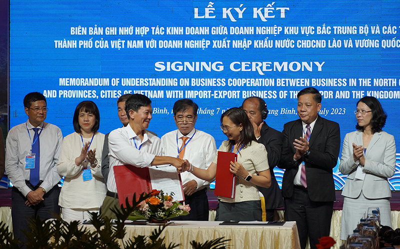 HTX Sản xuất nấm sạch và kinh doanh nông nghiệp Tuấn Linh ký kết với Công ty thương mại Viêng Sa Văn-Lào tại hội nghị kết nối giao thương xúc tiến xuất khẩu hàng hóa giữa doanh nghiệp 6 tỉnh khu vực Bắc Trung bộ của Việt Nam với doanh nghiệp xuất, nhập khẩu nước Lào và Thái Lan. 