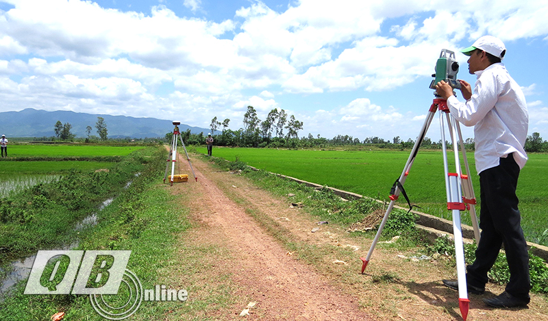 Cán bộ ngành TN-MT đo đạc lập bản đồ địa chính.