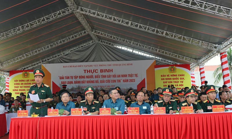 Trung tướng Hà Thọ Bình, Tư lệnh QK, Trưởng ban Chỉ đạo diễn tập QK 4 phát biểu chỉ đạo tại buổi thực binh