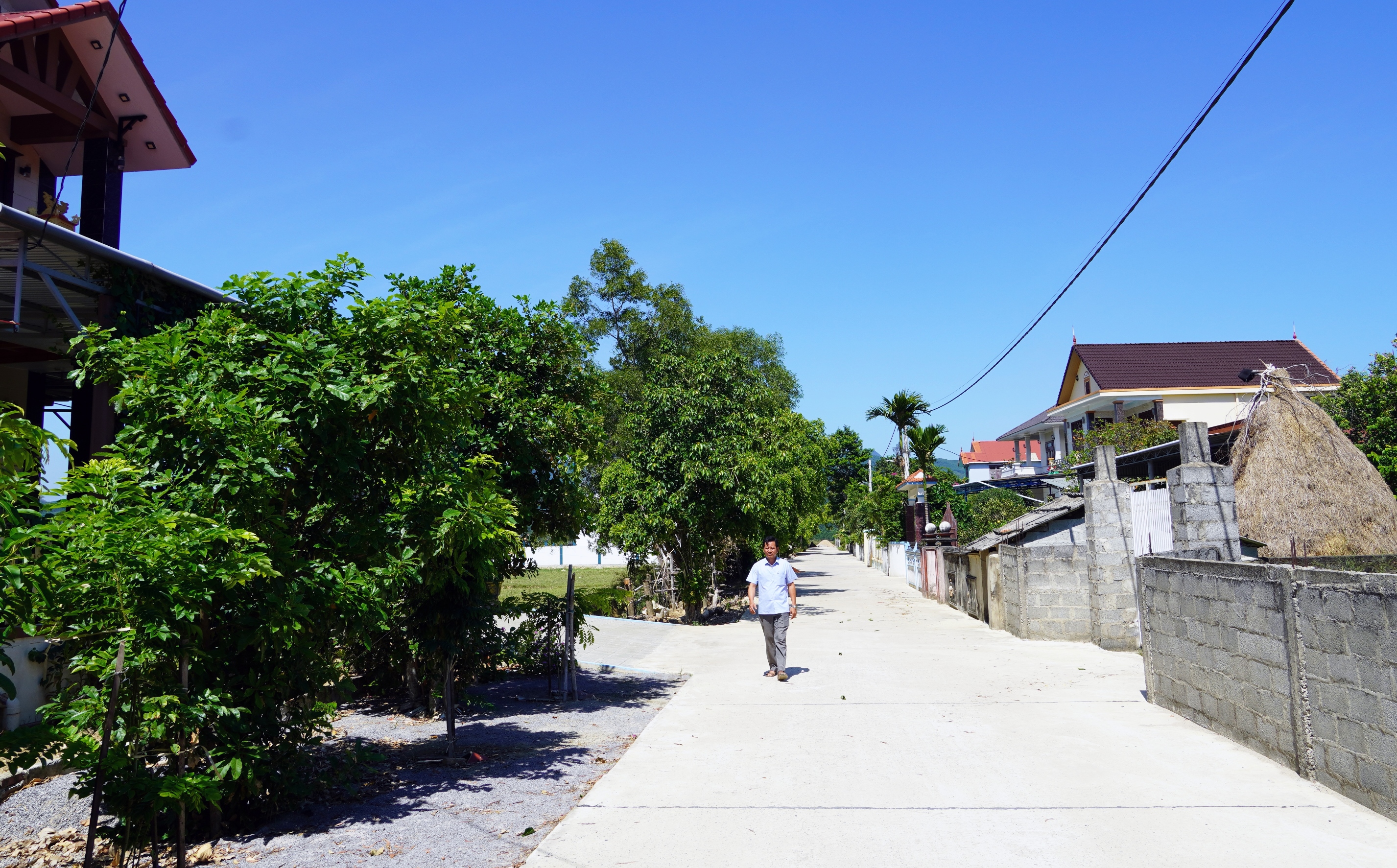 Tuyến đường giao thông “Nhà nước và nhân dân cùng làm” ở thôn Trường Niên, xã Hàm Ninh.