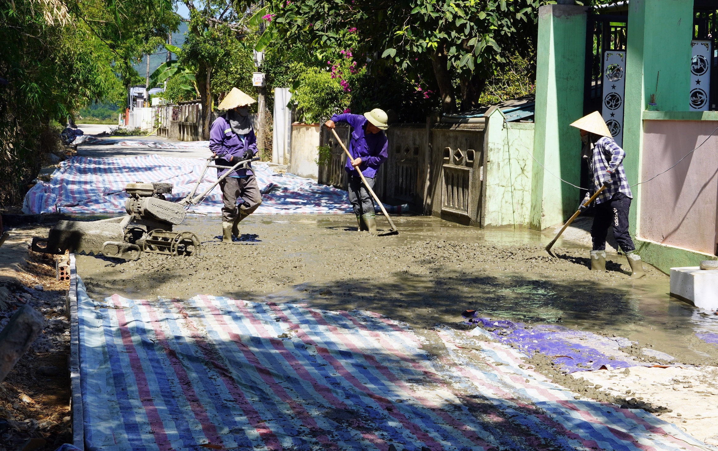 Hạ tầng giao thông của huyện Quảng Ninh được đầu tư chỉnh trang.