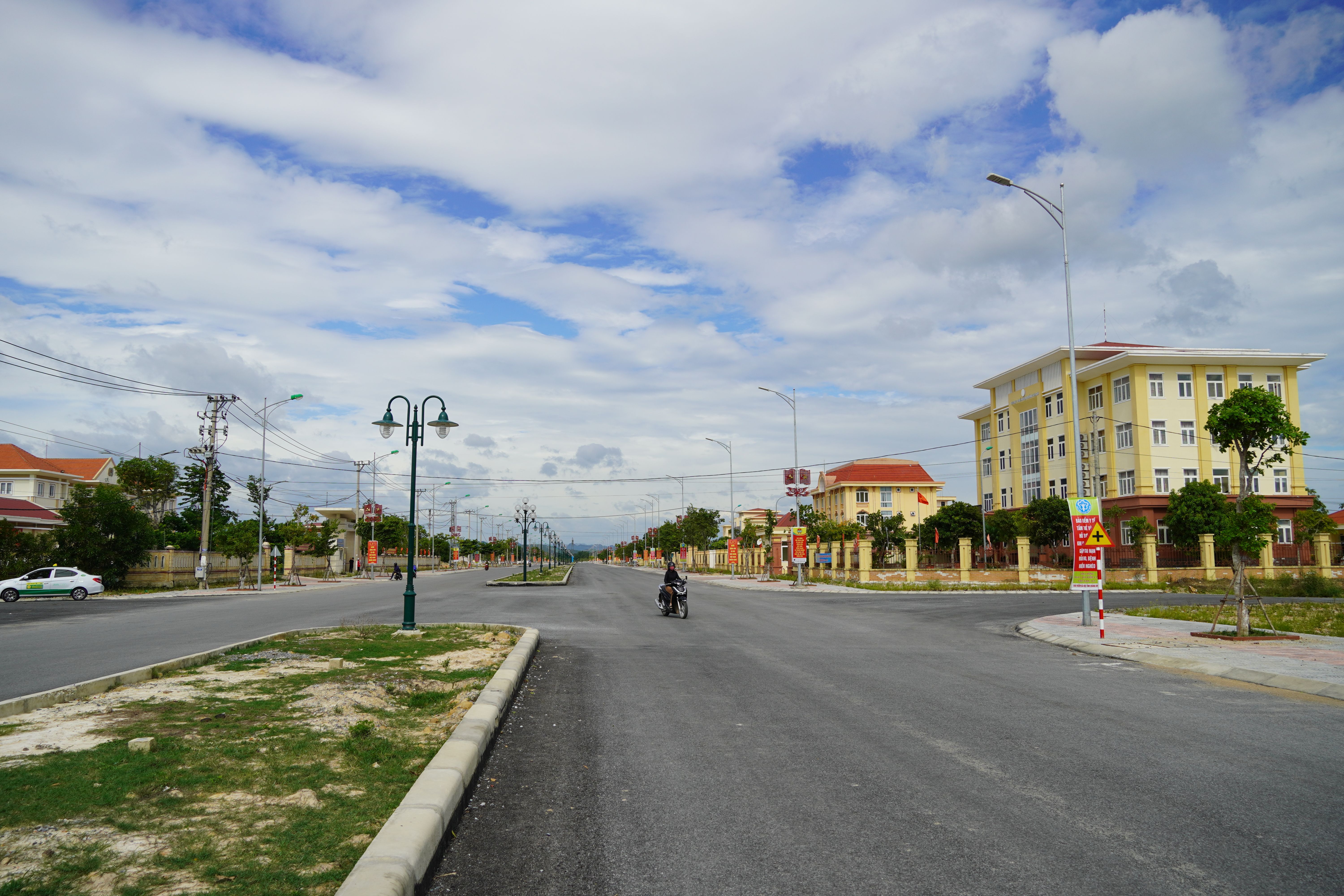 Cơ sở vật chất hạ tầng trung tâm huyện lỵ Quảng Trạch được đầu tư đồng bộ, hiện đại.