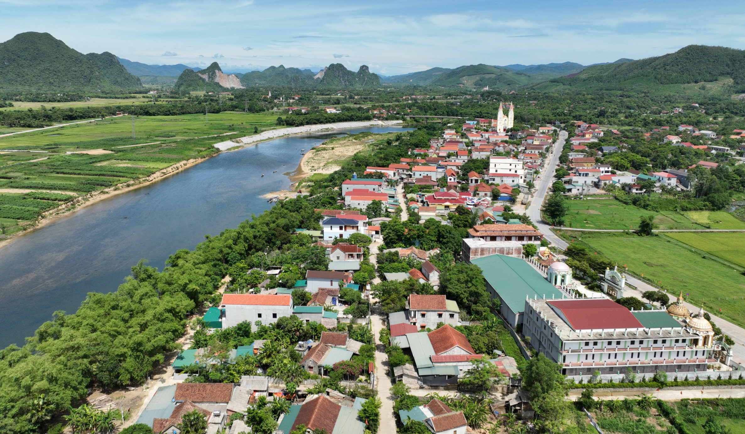 Diện mạo nông thôn huyện miền núi Tuyên Hóa đã có nhiều khởi sắc.