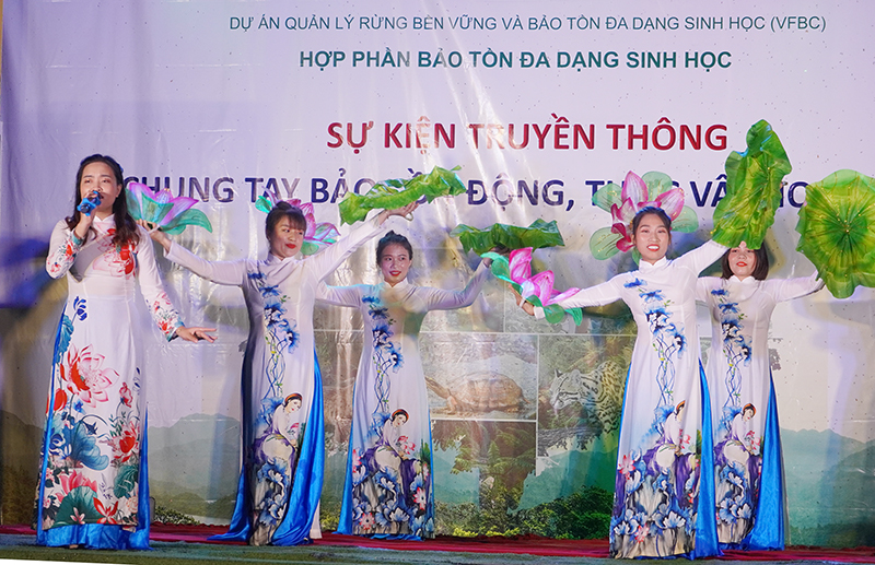 Một tiết mục văn nghệ tại lễ ra mắt nhóm truyền thông bảo tồn cộng đồng xã Dân Hóa.