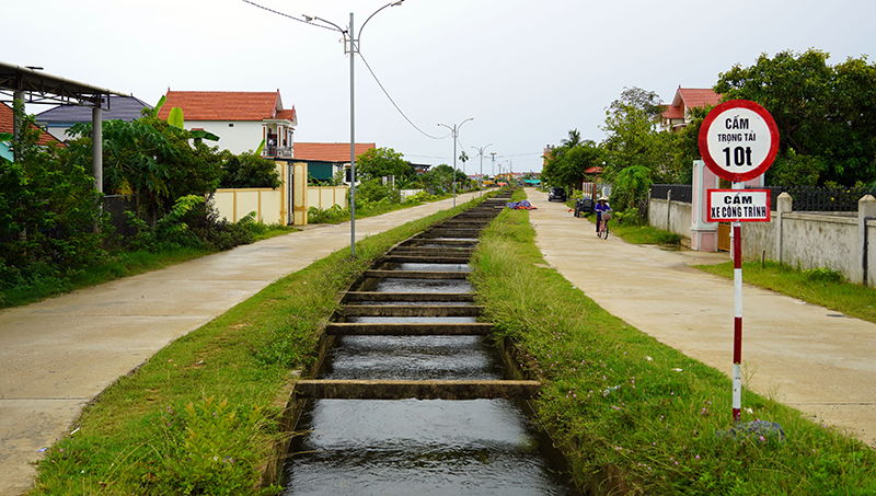 Nước Rào Nan tự chảy về hệ thống kênh mương cấp I, cung cấp nước tưới cho 1.800ha lúa.