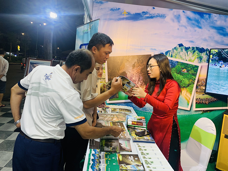 Các doanh nghiệp trực tiếp giới thiệu các sản phẩm du lịch biển, đảo của Quảng Bình đến du khách. 