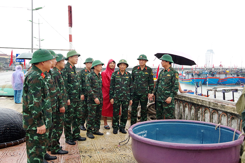 Đoàn công tác kiểm tra việc neo đậu tàu thuyền của bà con ngư dân xã Bảo Ninh (TP. Đồng Hới).