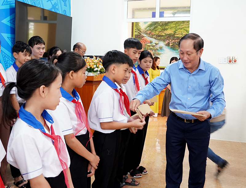 Phó Chủ tịch Hội Khuyến học tỉnh Nguyễn Văn Sơn trao học bổng cho học sinh Trường THCS TT. Phong Nha (huyện Bố Trạch).
