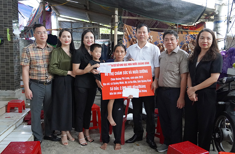 Kho bạc Nhà nước Quảng Bình nhận đỡ đầu em Long đến khi học hết THPT mỗi tháng 2 triệu đồng.
