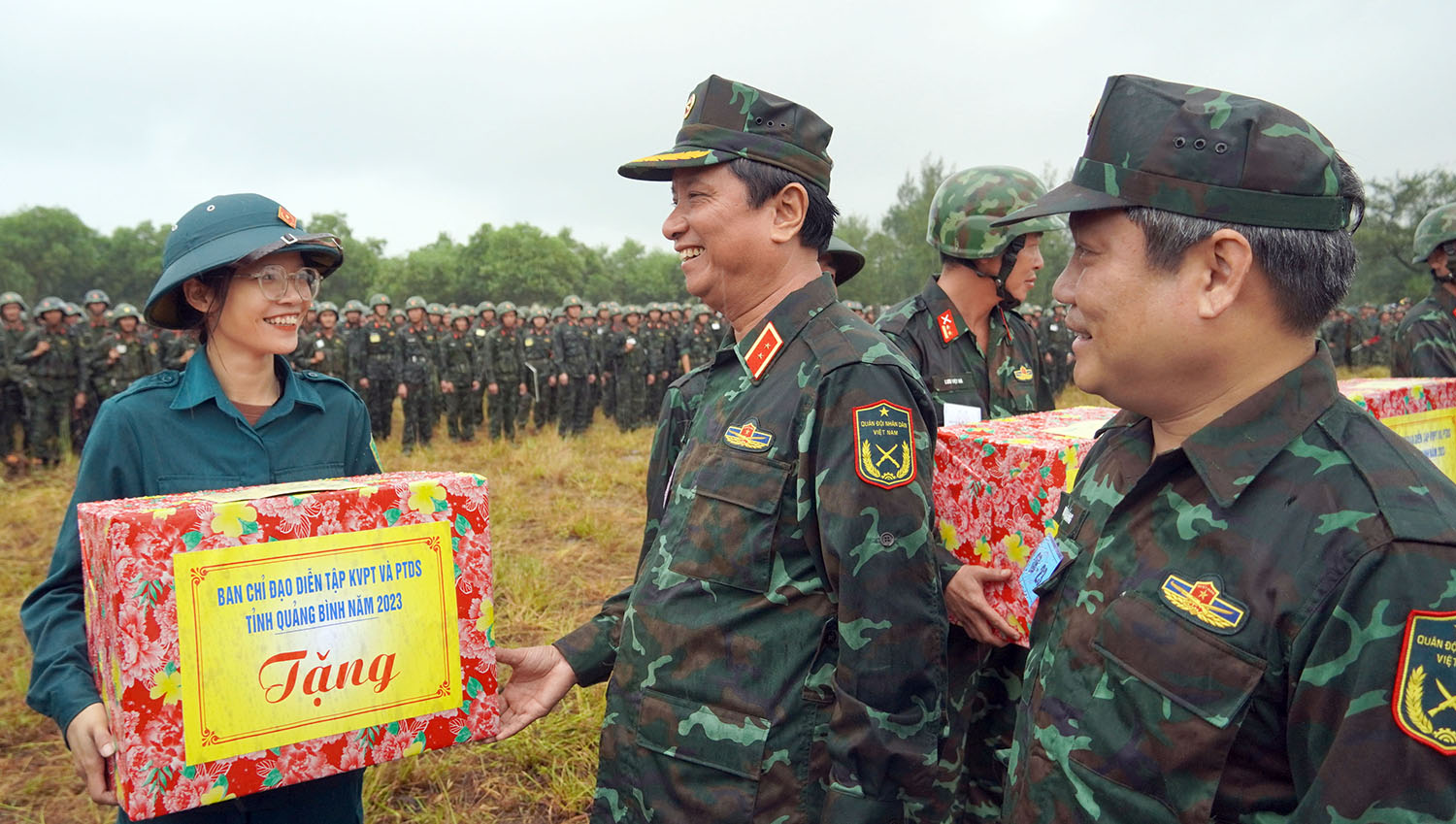 Đồng chí Trung tướng Hà Thọ Bình, Phó Bí thư Đảng ủy, Tư lệnh QK, Trưởng Ban Chỉ đạo diễn tập QK4 và đồng chí Vũ Đại Thắng, Ủy viên Trung ương Đảng, Bí thư Tỉnh ủy, Trưởng đoàn Đại biểu Quốc hội tỉnh, Trưởng Ban tổ chức diễn tập KVPT và PTDS tỉnh tặng quà cho lực lượng tham gia DTTB