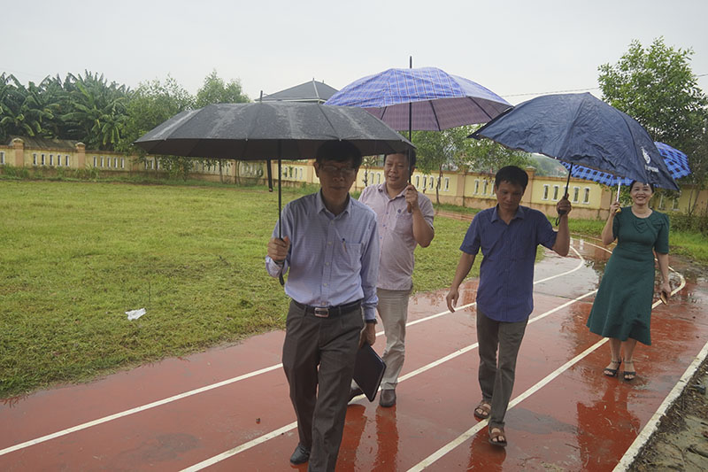 Tại Trường Tiểu học Long Đại, đoàn đã kiểm tra các điều kiện về  cơ sở vật chất của trường