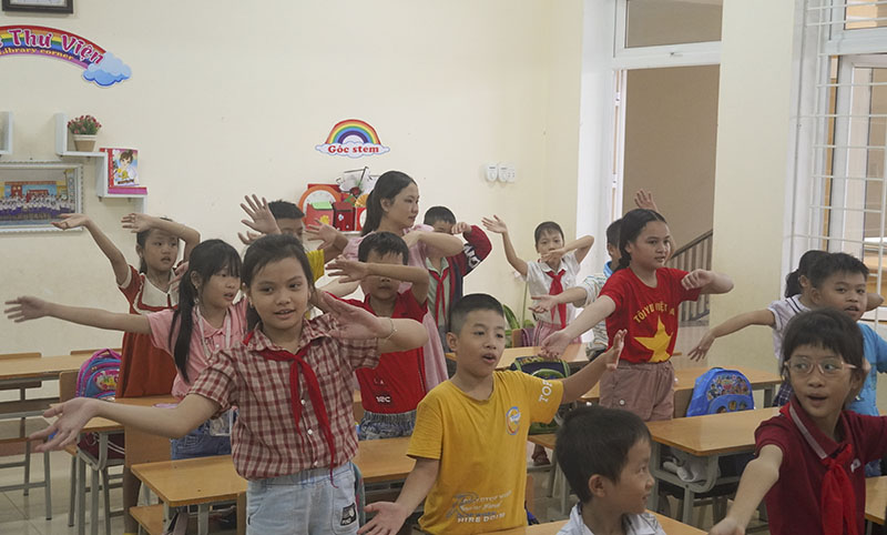 Học sinh Trường tiểu học Sơn Thủy ôn lại các bài hát chào mừng năn học mới
