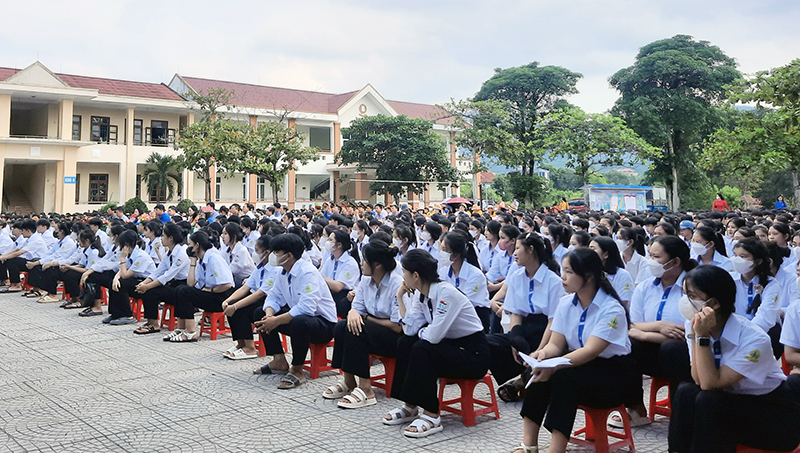 Nhiều đoàn viên, thanh thiếu niên là học sinh chăm chú theo dõi phiên tòa.