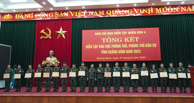 Các đồng chí lãnh đạo Bộ Tư lệnh QK4 trao Bằng khen cho các cá nhân.