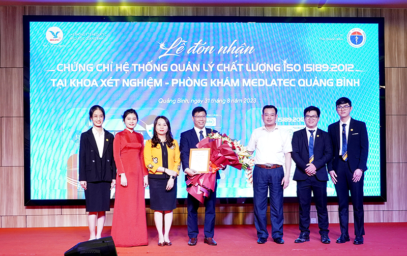 Đại diện lãnh đạo Văn phòng Công nhận chất lượng (BoA)-Bộ Khoa học và Công nghệ và Sở Y tế trao bằng công nhận tiêu chuẩn quốc tế ISO 15189:2012 MEDLATEC Quảng Bình.