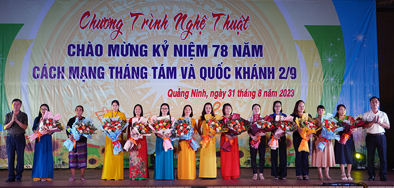 Lãnh đạo huyện Quảng Ninh tặng hoa cho các địa phương tham gia gian hàng triển lãm thành tựu phát triển kinh tế-xã hội huyện năm 2023.