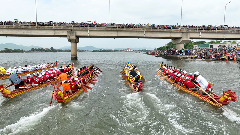Tưng bừng lễ hội đua thuyền trên sông Gianh