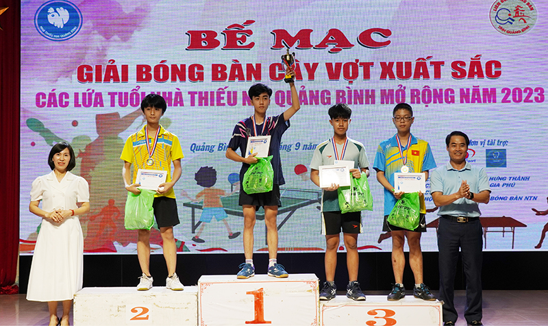 Trao 16 huy chương vàng cho các cây vợt thiếu nhi từ 5-15 tuổi