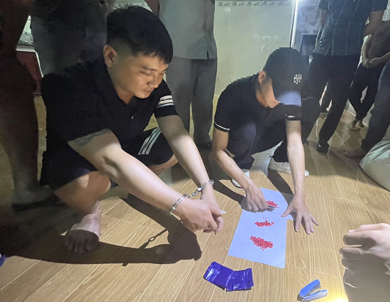 Công an huyện Quảng Ninh: Bắt giữ 2 đối tượng, thu 320 viên ma túy