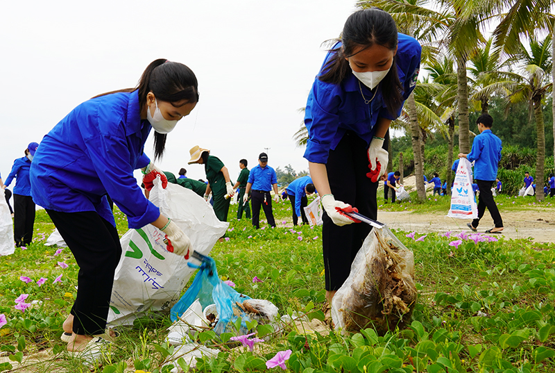 Đoàn viên, thanh niên Đoàn Khối cơ quan tỉnh ra quân làm sạch bãi biển